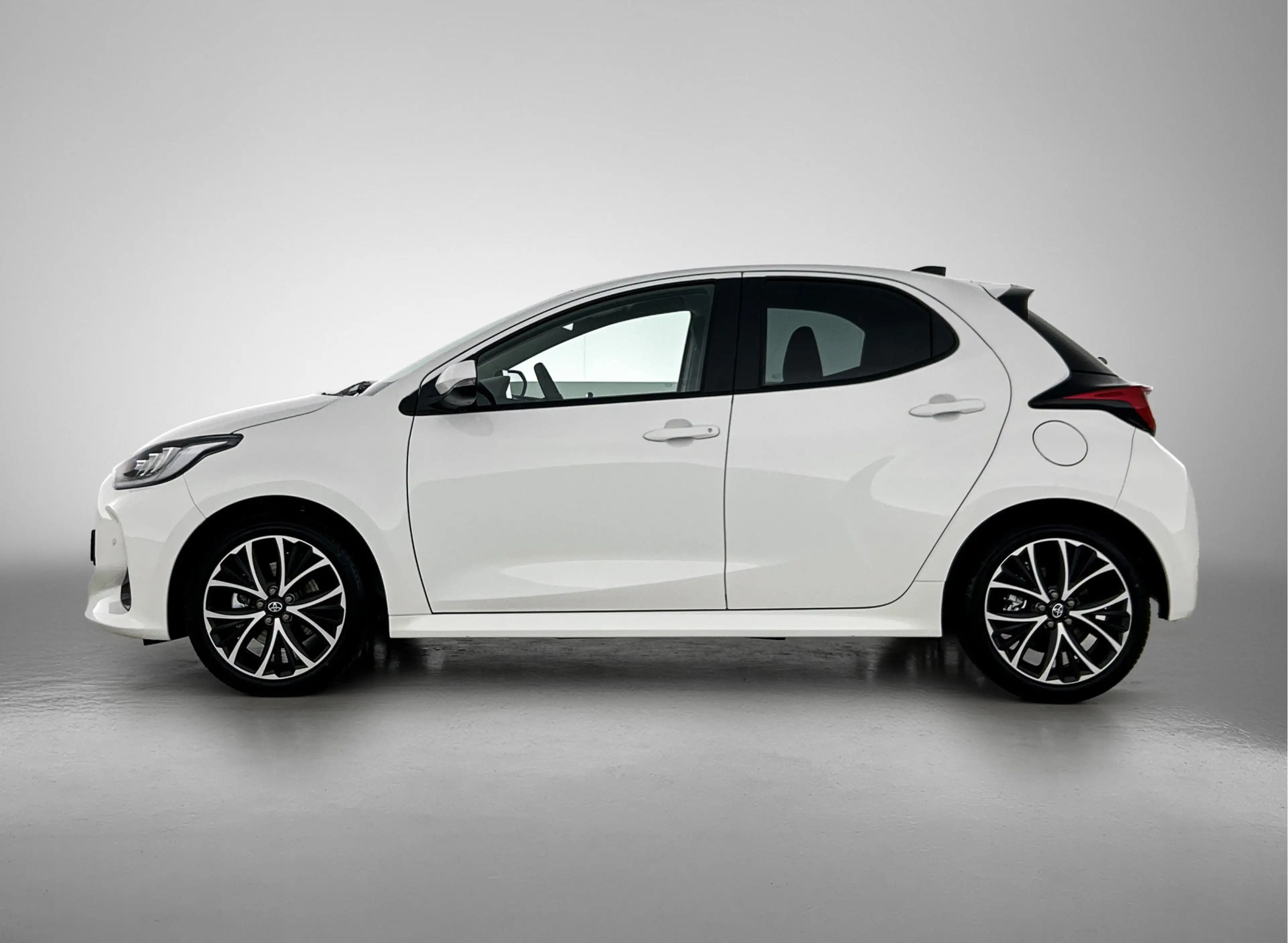 Toyota Yaris 1.5 Hybrid 115 Dynamic 3600,- voordeel!| Carplay | — photo 3