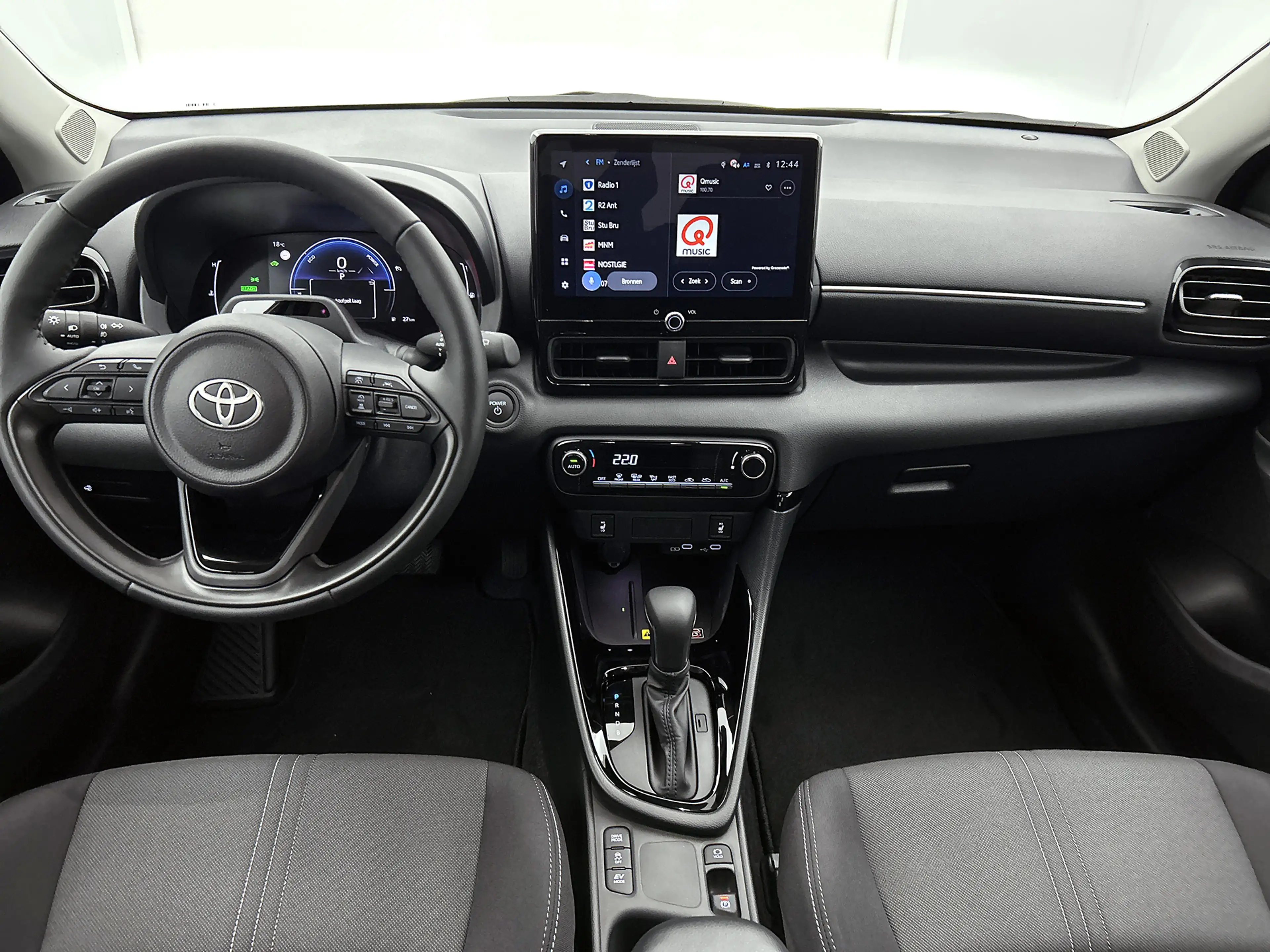 Toyota Yaris 1.5 Hybrid 115 Dynamic 3600,- voordeel!| Carplay | — photo 4