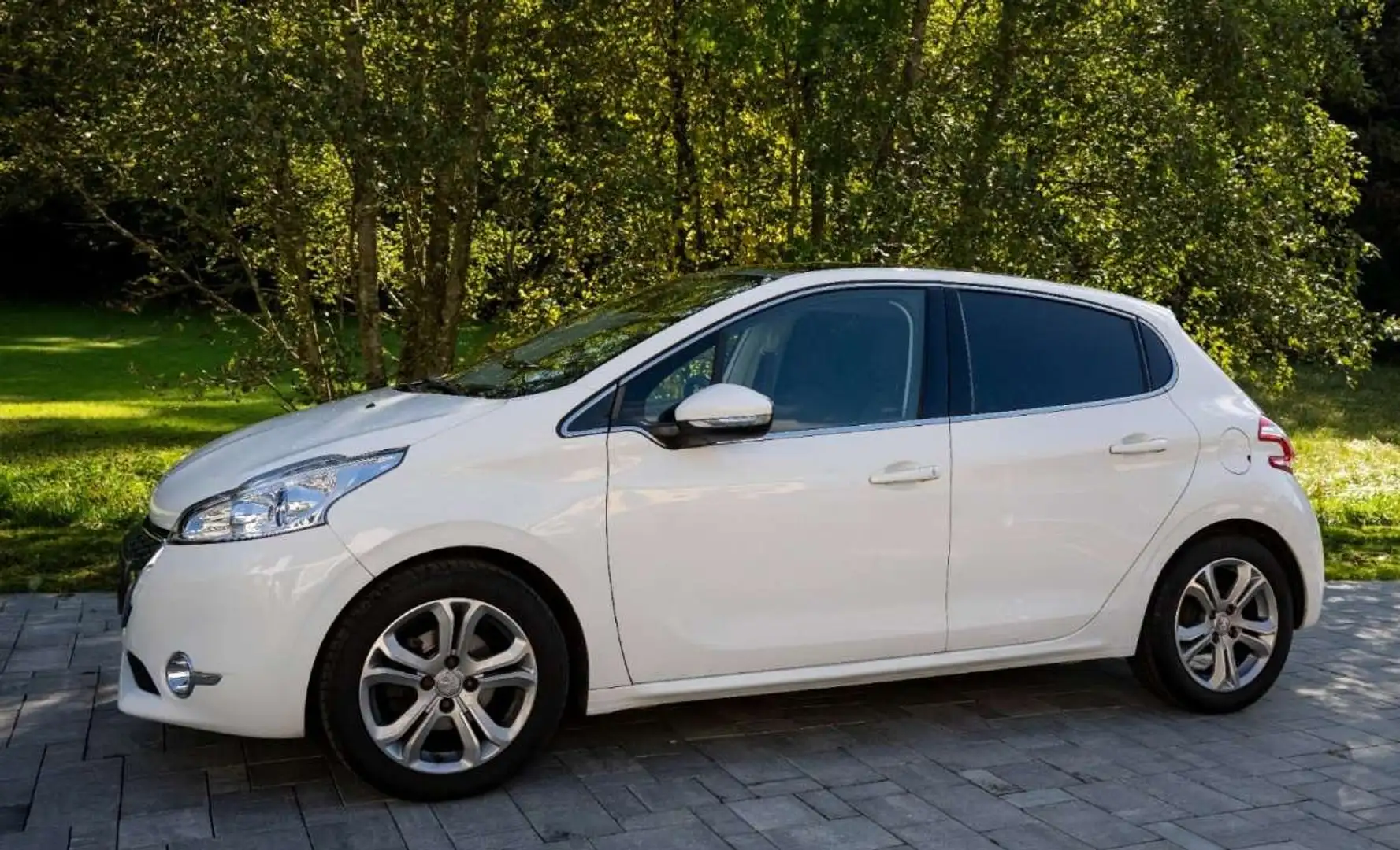 Peugeot 208 208 Allure 1,2 VTi 82 Allure Weiß - 1