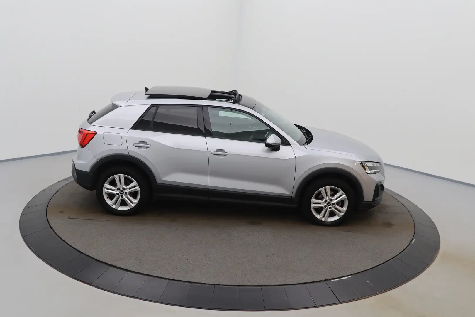 Audi Q2 30 TDi Platinum LEDER/CUIR Matrix LED GPS PDC CAM Argent - 2