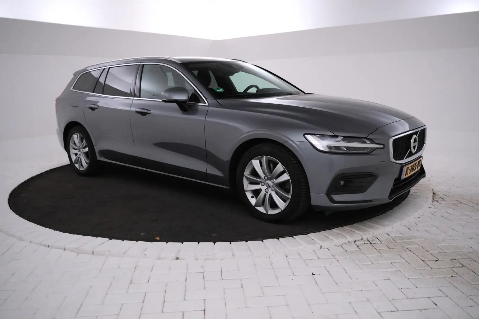 Volvo V60 2.0 B3 Business Pro Airco, Cruise Control, Camera, Grijs - 2
