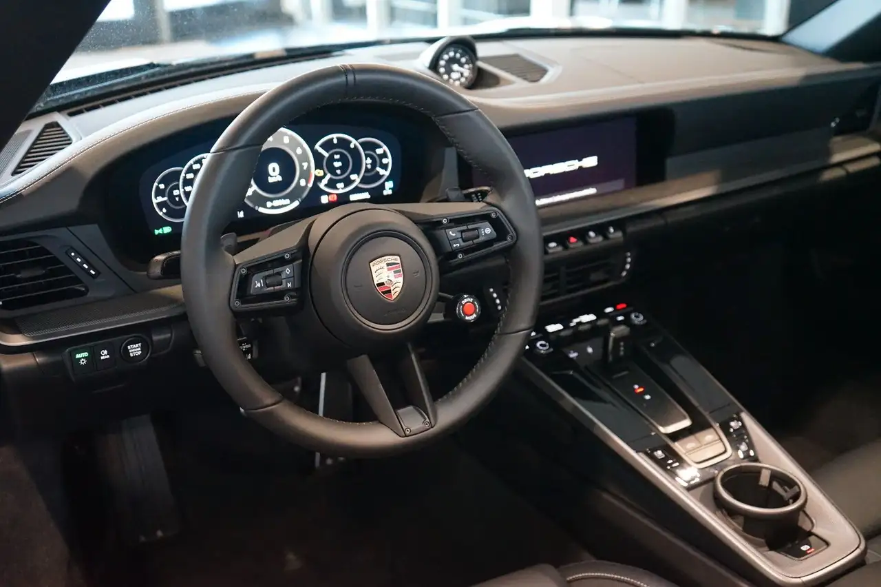 Porsche 992 .2 Carrera 4S Cabrio | SportDesign | 18-Wege 11