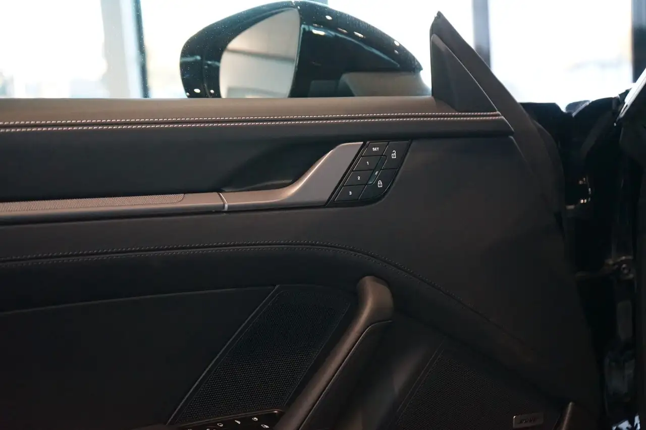 Porsche 992 .2 Carrera 4S Cabrio | SportDesign | 18-Wege 13