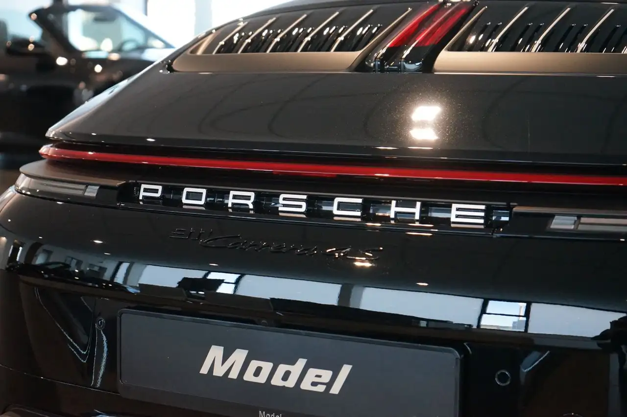 Porsche 992 .2 Carrera 4S Cabrio | SportDesign | 18-Wege 8