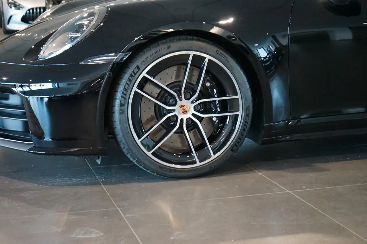 Porsche 992 .2 Carrera 4S Cabrio | SportDesign | 18-Wege 7