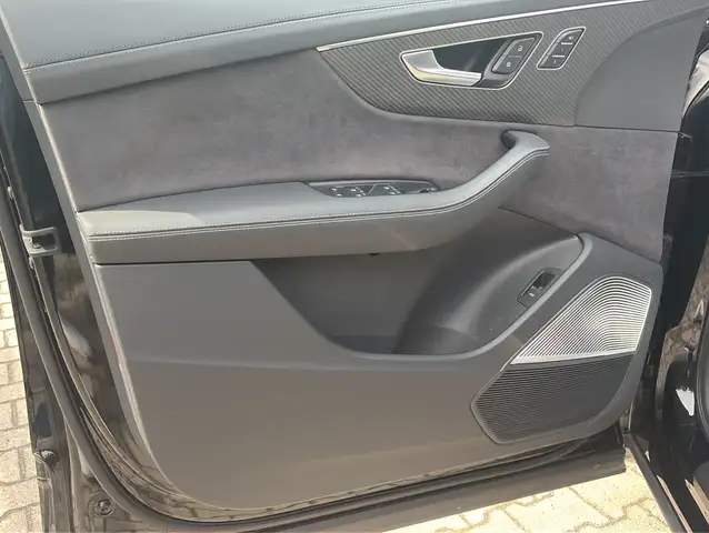 Audi SQ7 view 9