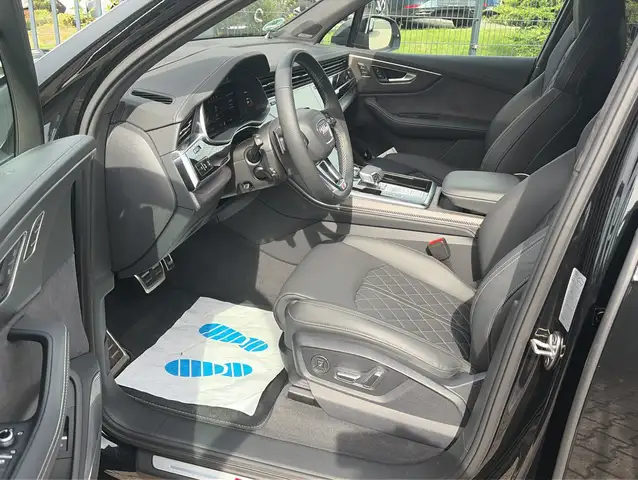 Audi SQ7 view 3