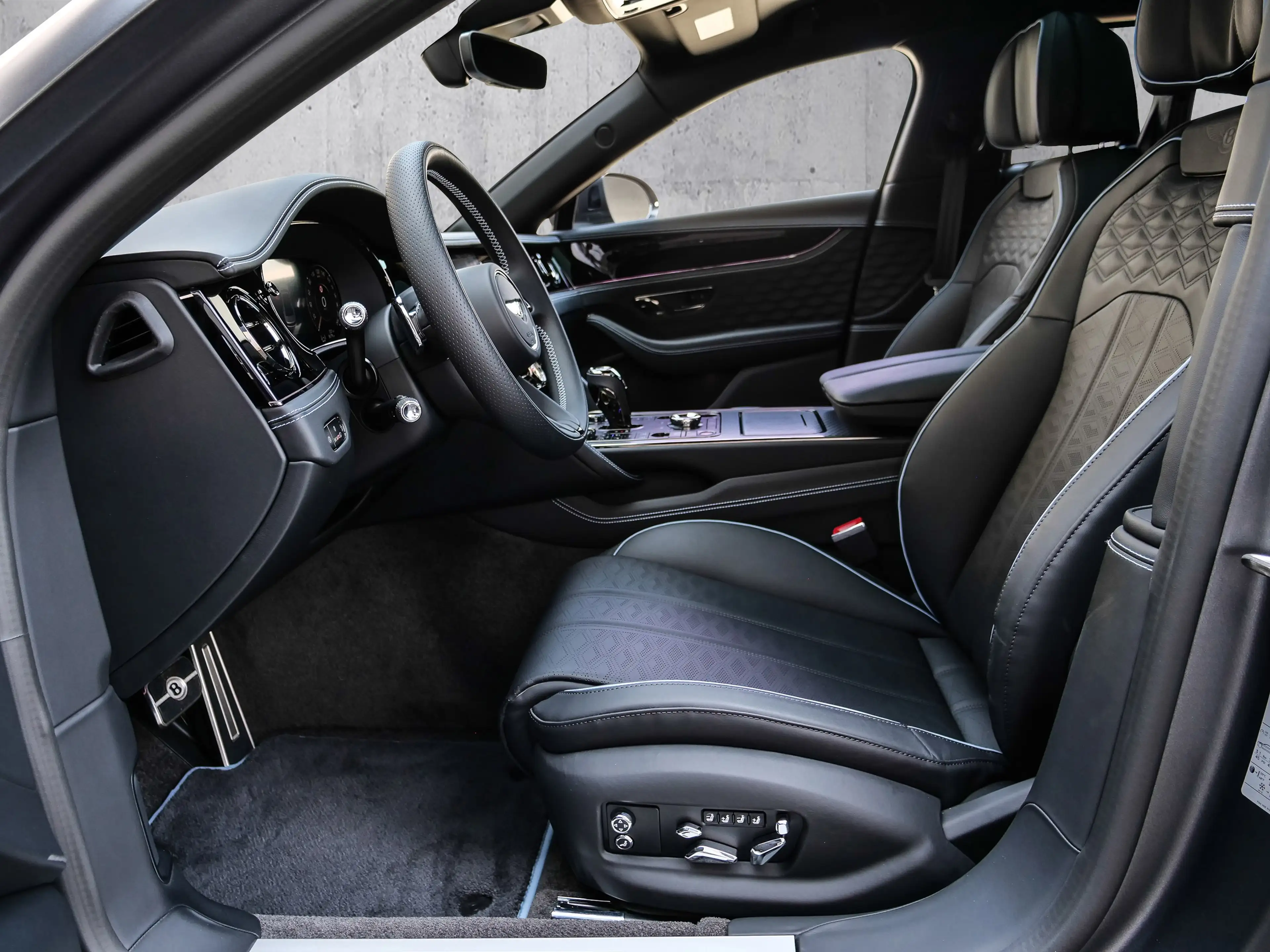 Bentley Flying Spur Speed Rear Entertainment, Dark Chrome — photo 8