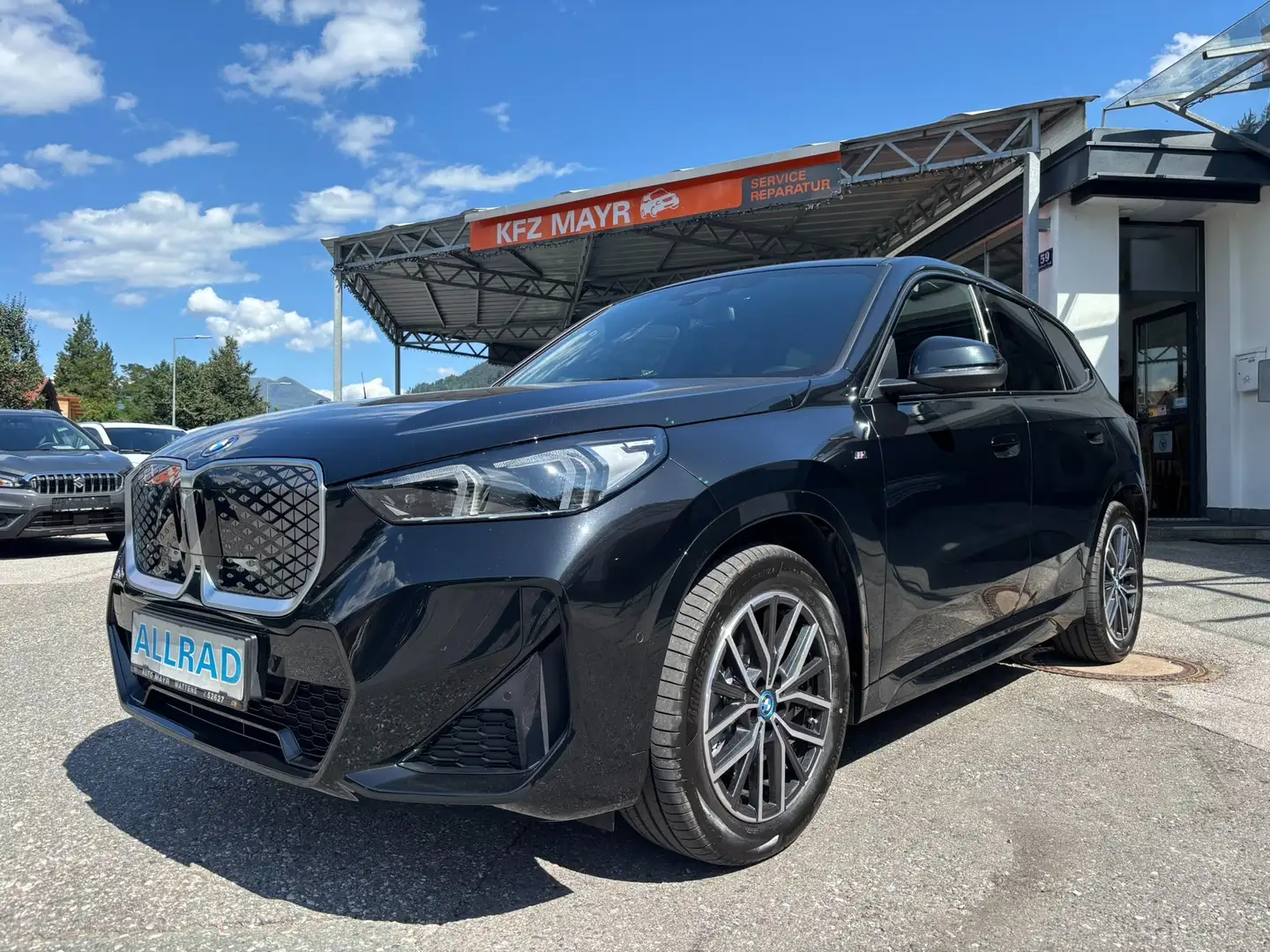 BMW iX1 30 xDrive M Sport Schwarz - 1