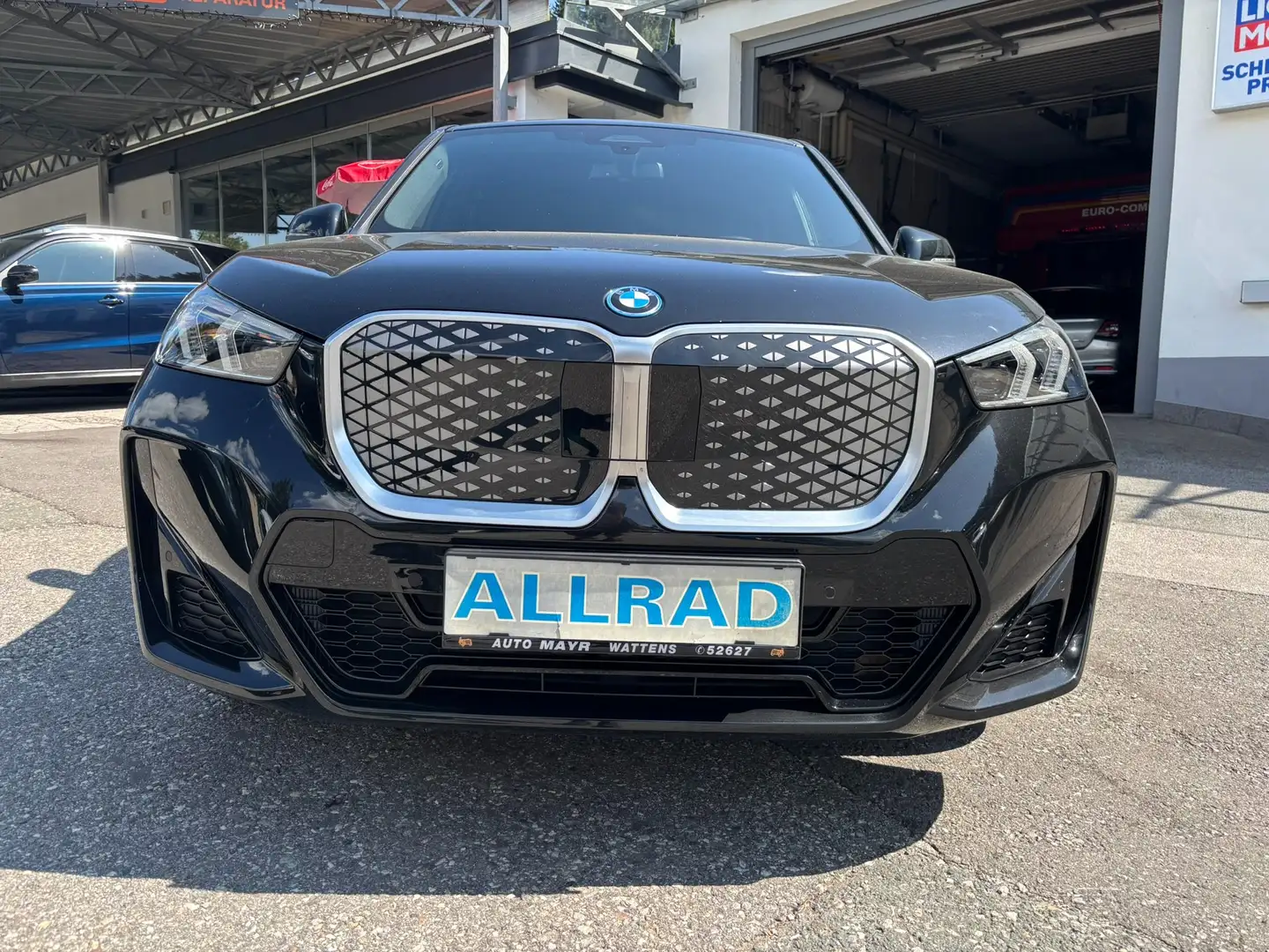 BMW iX1 30 xDrive M Sport Schwarz - 2