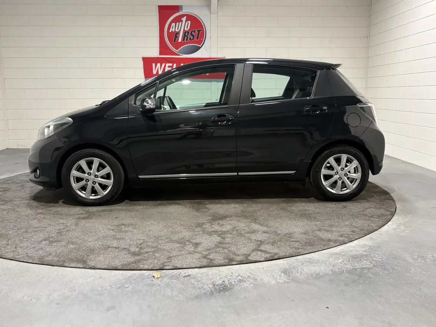 Toyota Yaris 1.0 VVT-i Trend, Achteruitrijcamera, Climate Airco Zwart - 2
