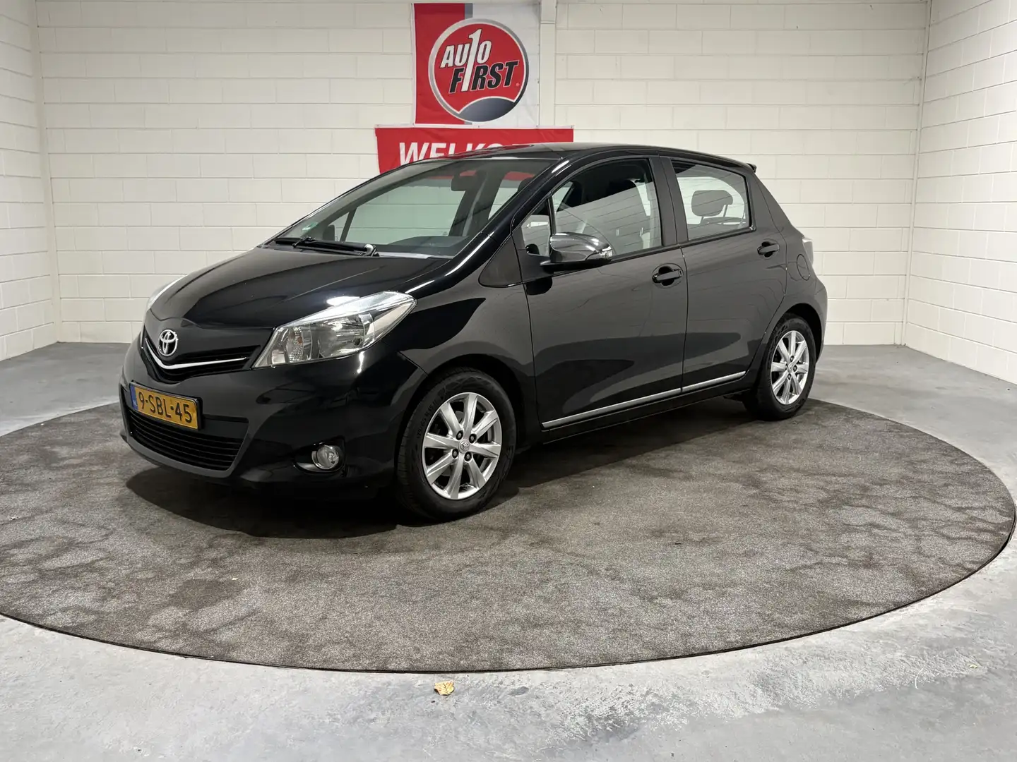 Toyota Yaris 1.0 VVT-i Trend, Achteruitrijcamera, Climate Airco Zwart - 1
