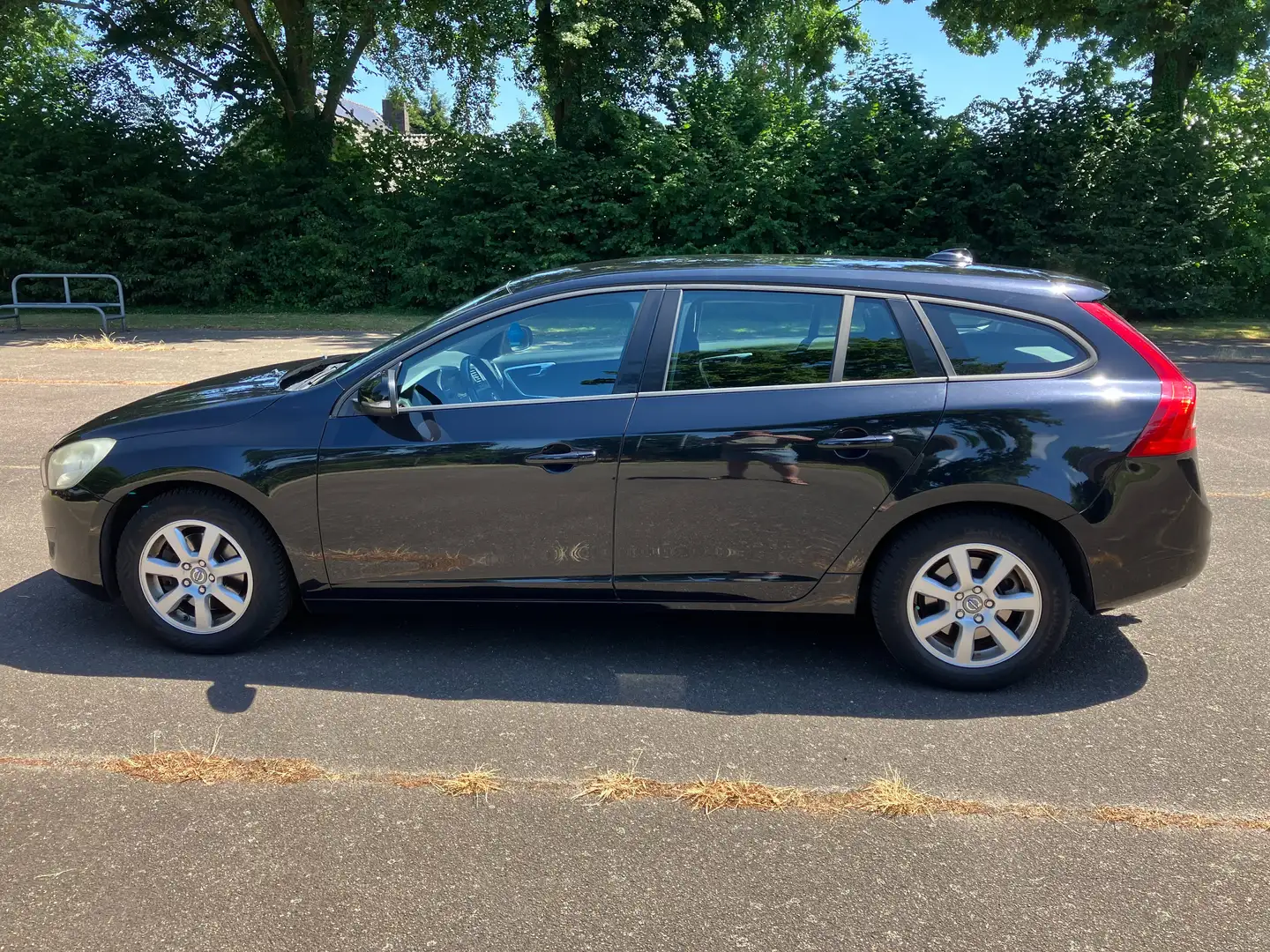 Volvo V60 V60 1.6 T3 Kinetic Zwart - 1