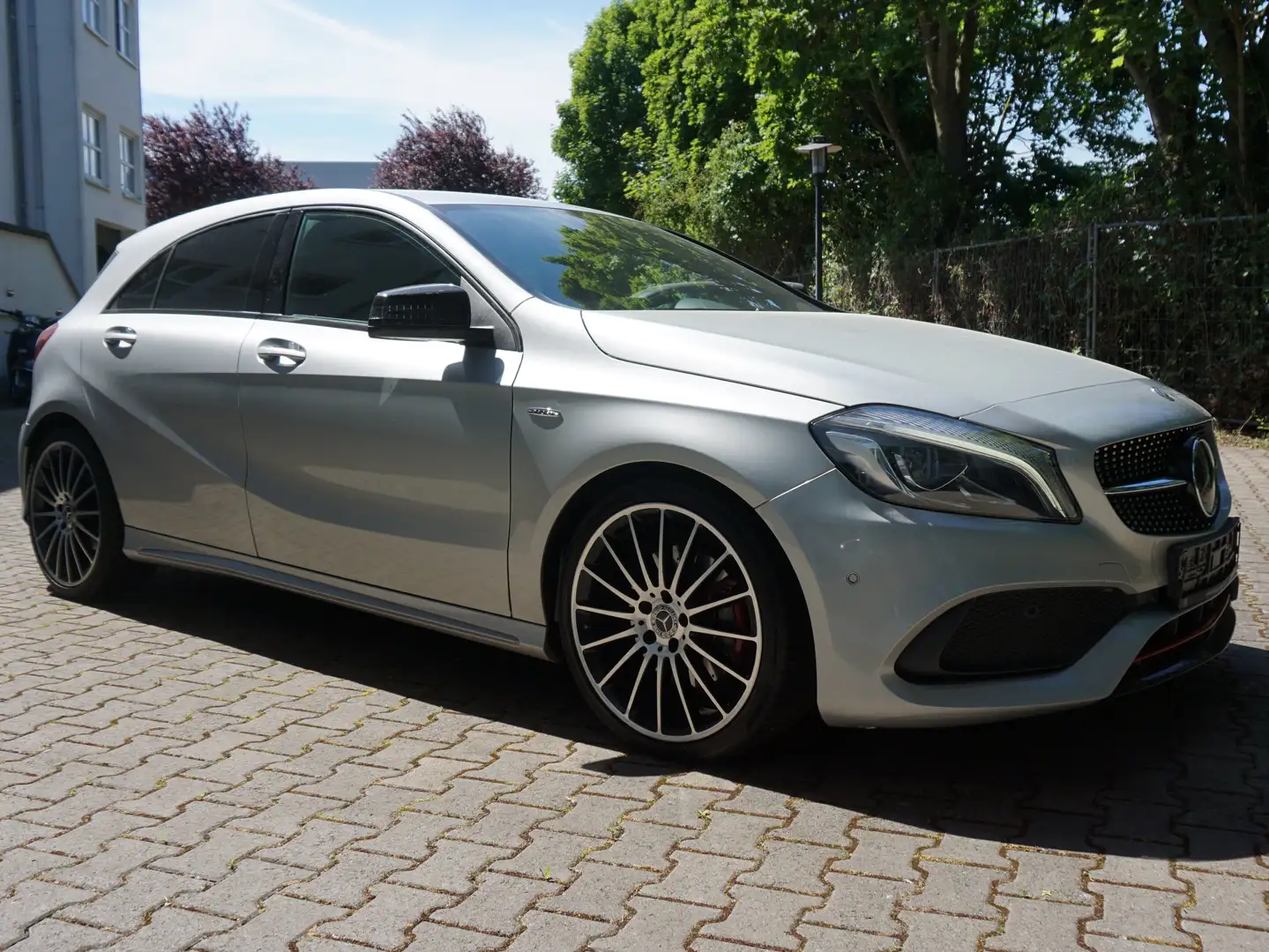 Mercedes-Benz A 250 A 250 4Matic Sport AMG Line Silber - 1