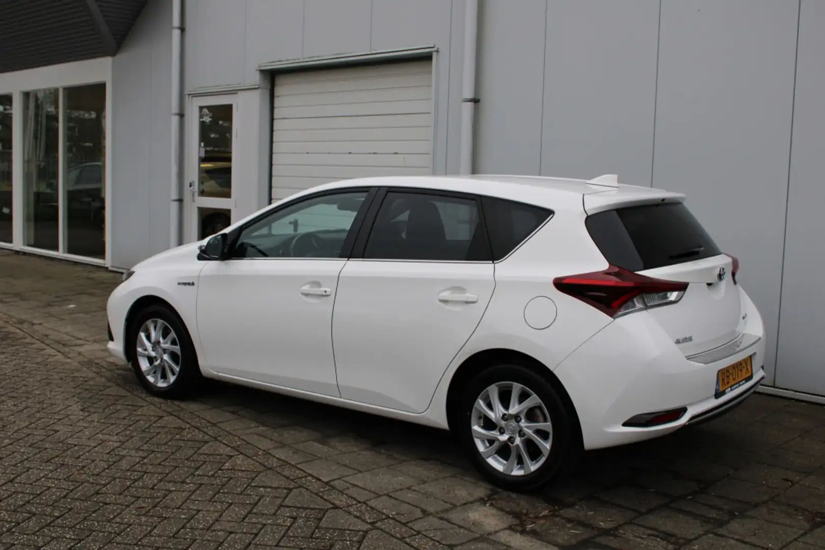 Toyota Auris 1.8 Hybrid Dynamic Blanc - 2