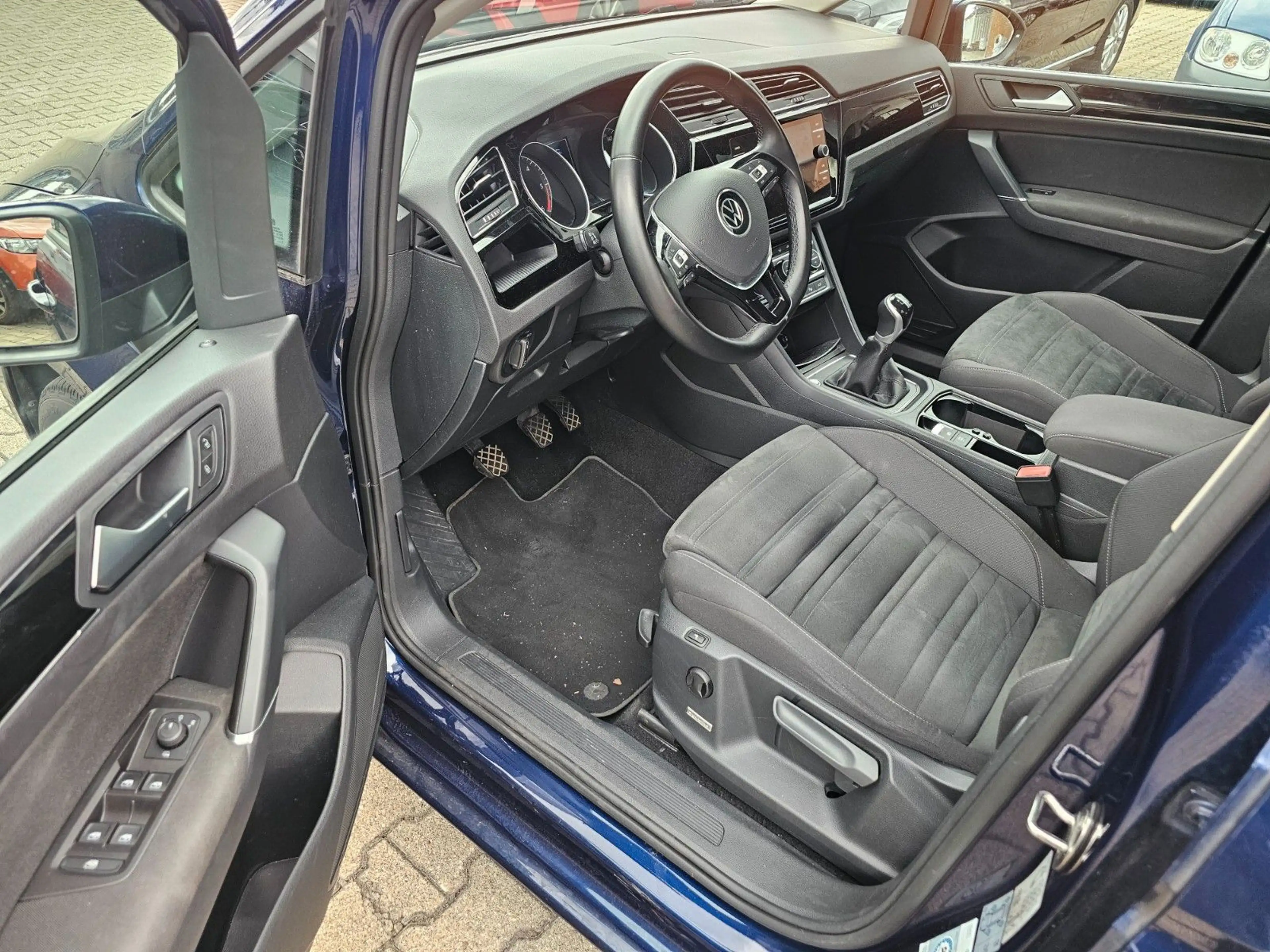 Volkswagen Touran ComfortlineBMT*NAVI*ACC*PANO*MASSAGE*SHZG — photo 8
