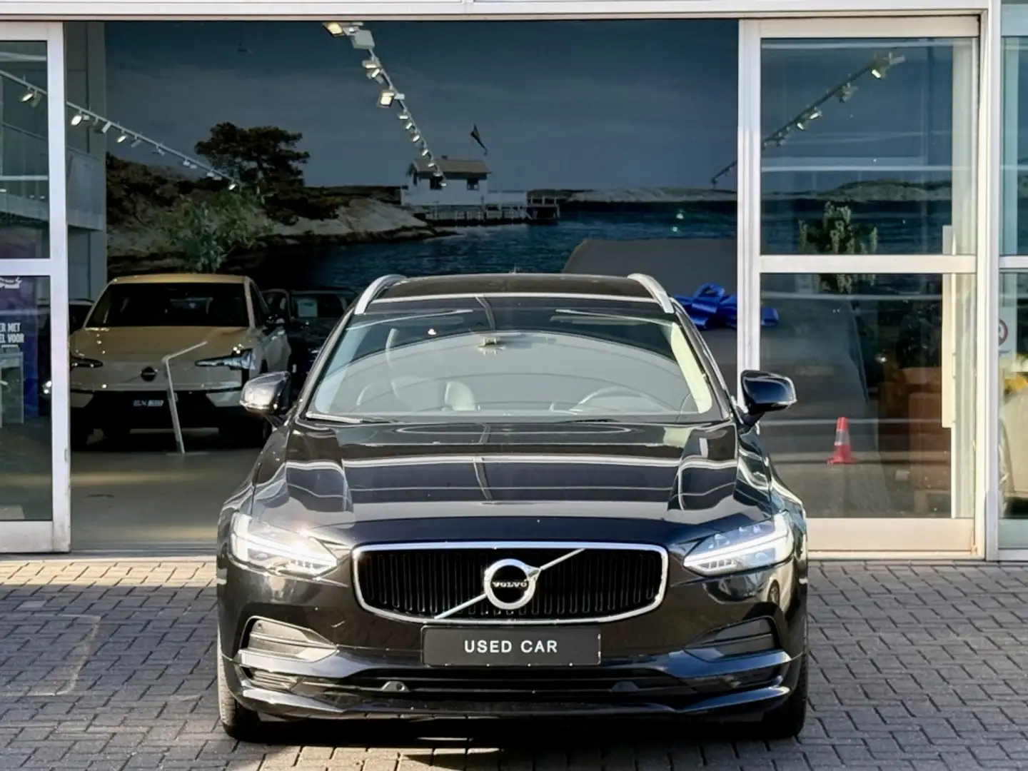 Volvo V90 T4 190PK Momentum |Adap.Cruise| Leder | Trekhaak | Zwart - 2