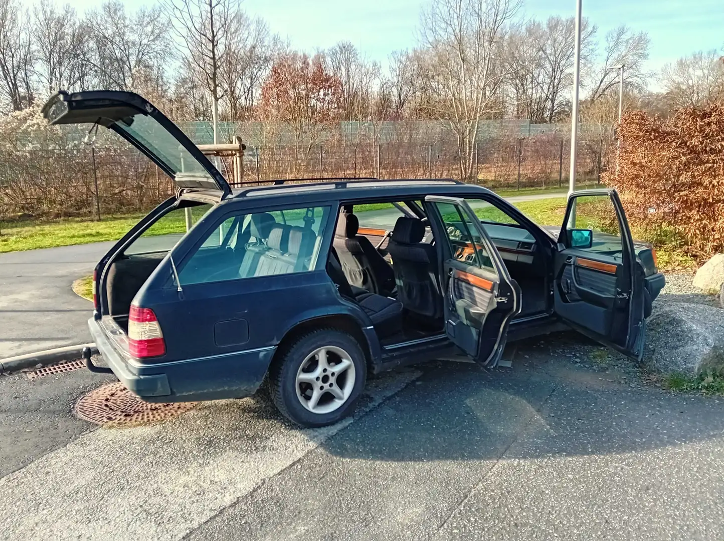 Mercedes-Benz E 220 W124T Синій - 2