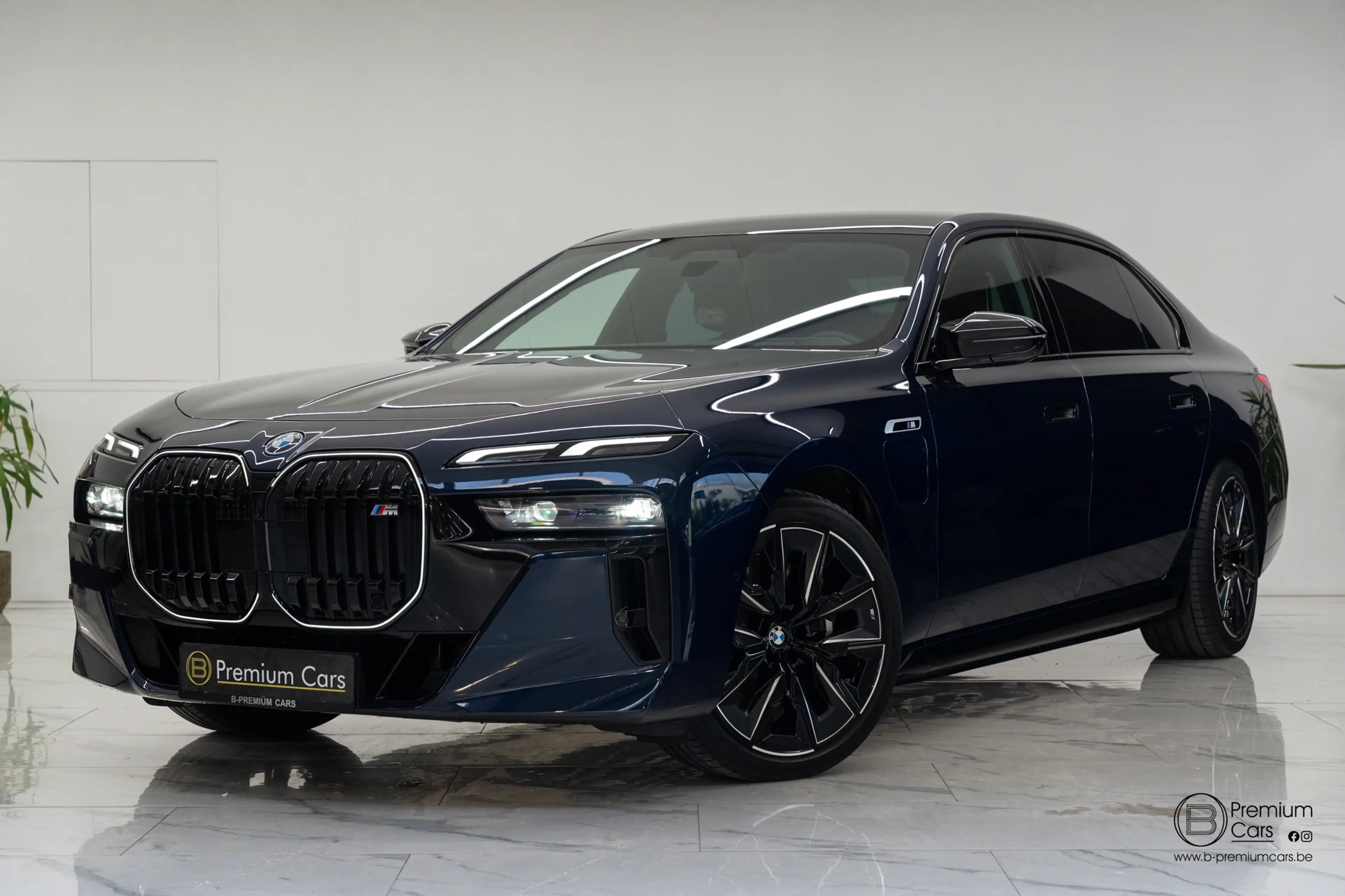 BMW 760 xDrive Individual! FULL OPTIONS! Black pack!