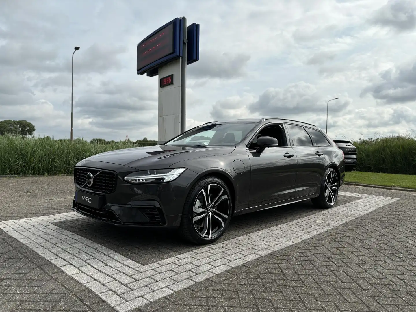 Volvo V90 2.0 T8 Plug-in hybrid AWD Ultra Executive Edition Šedá - 2