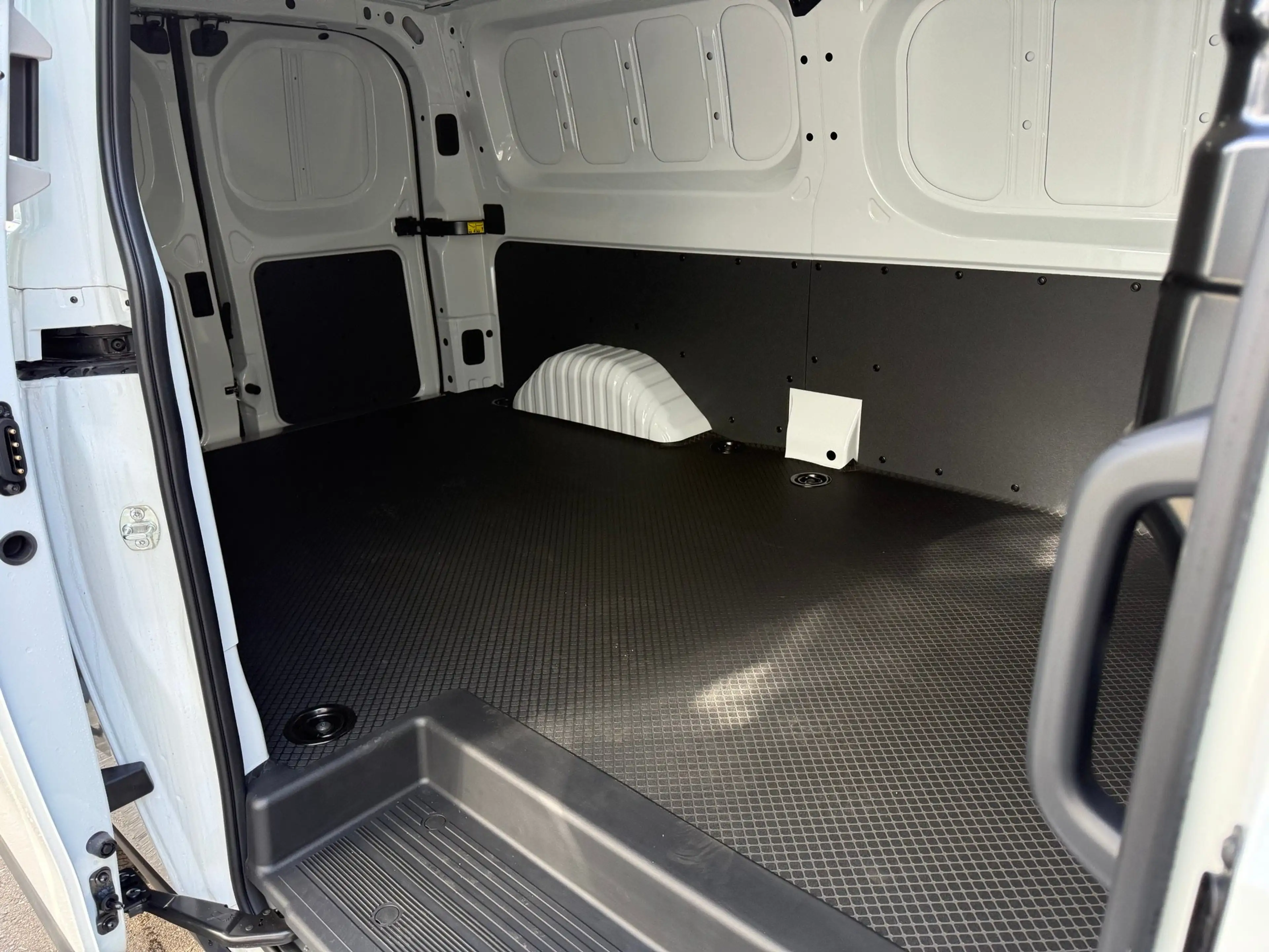 Maxus eDeliver 7 4x4 — photo 7