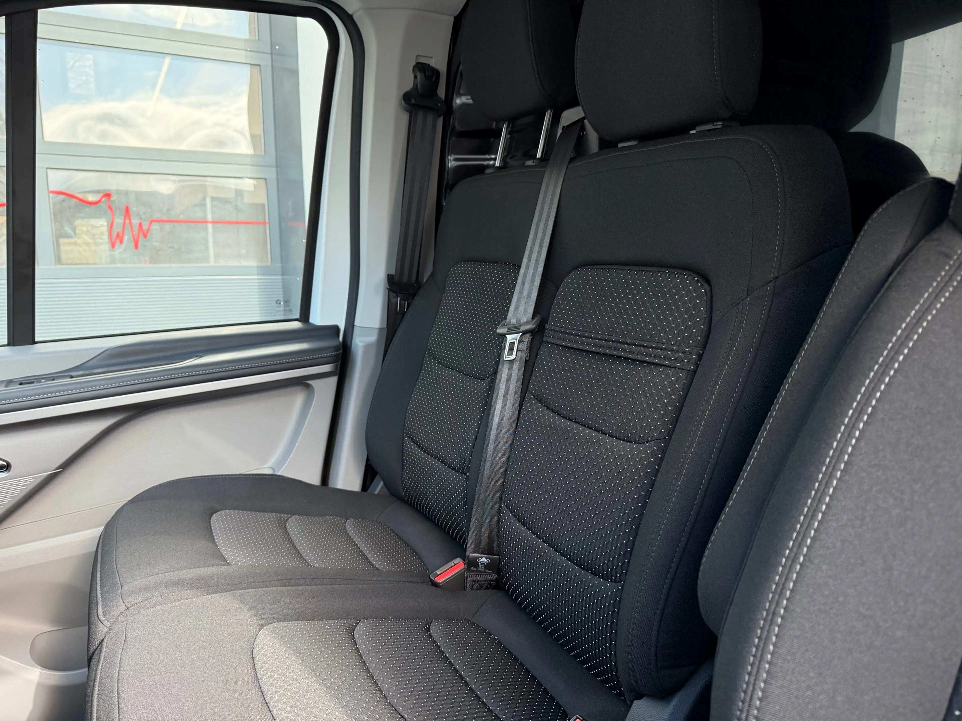 Maxus eDeliver 7 4x4 — photo 10