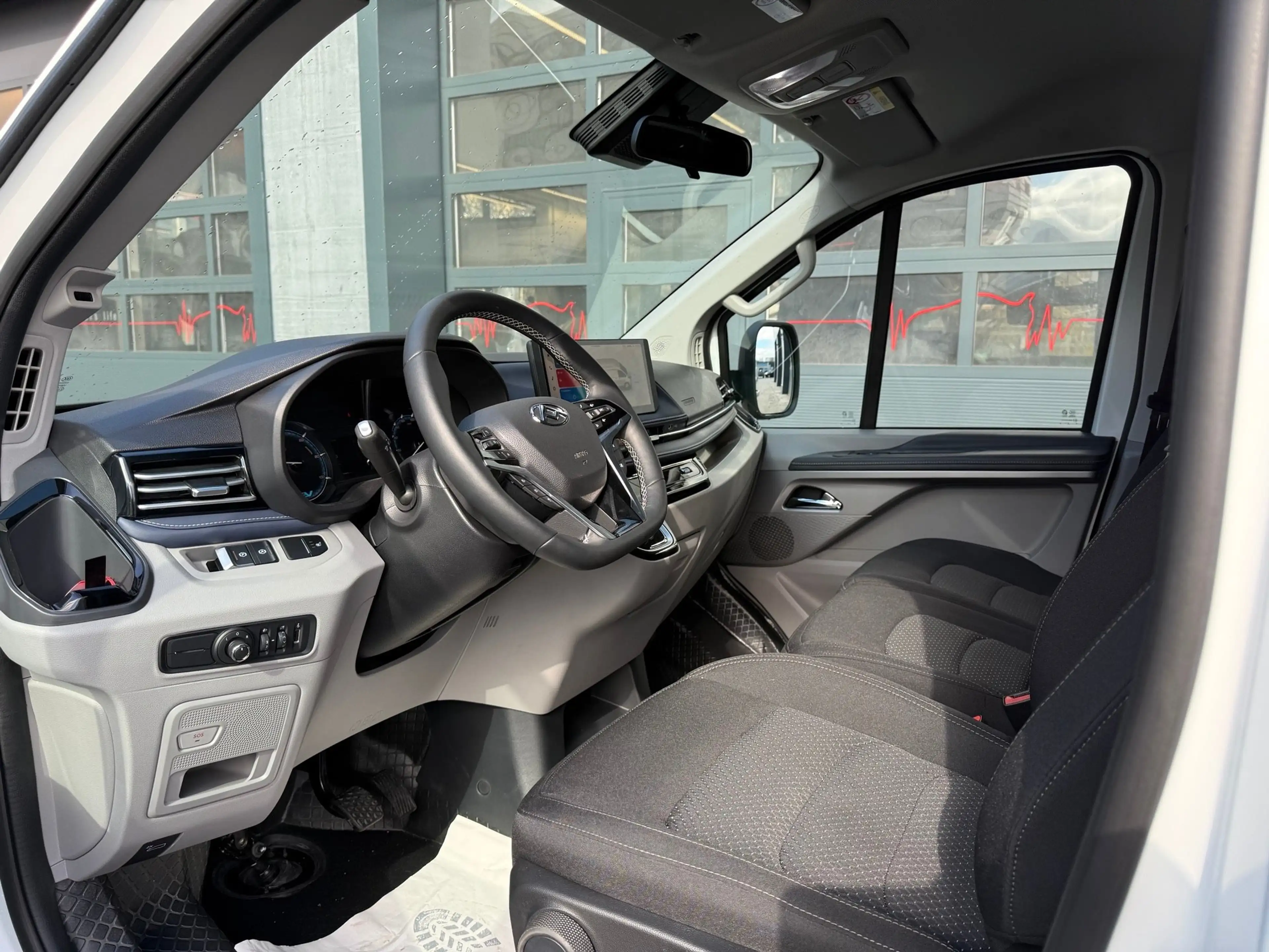 Maxus eDeliver 7 4x4 — photo 11