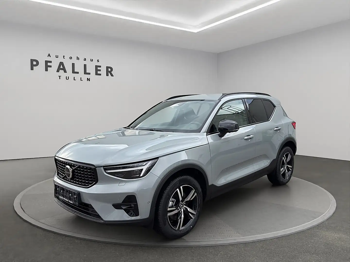Volvo XC40 B3 Plus Dark Aut. Grau - 1