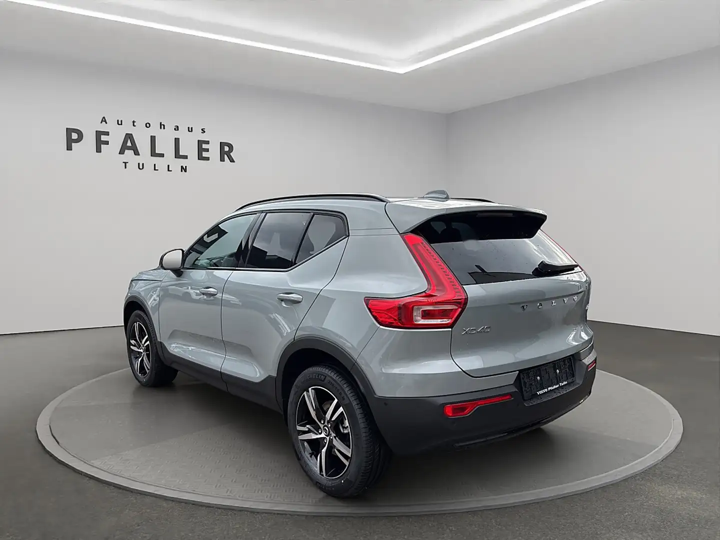 Volvo XC40 B3 Plus Dark Aut. Grau - 2
