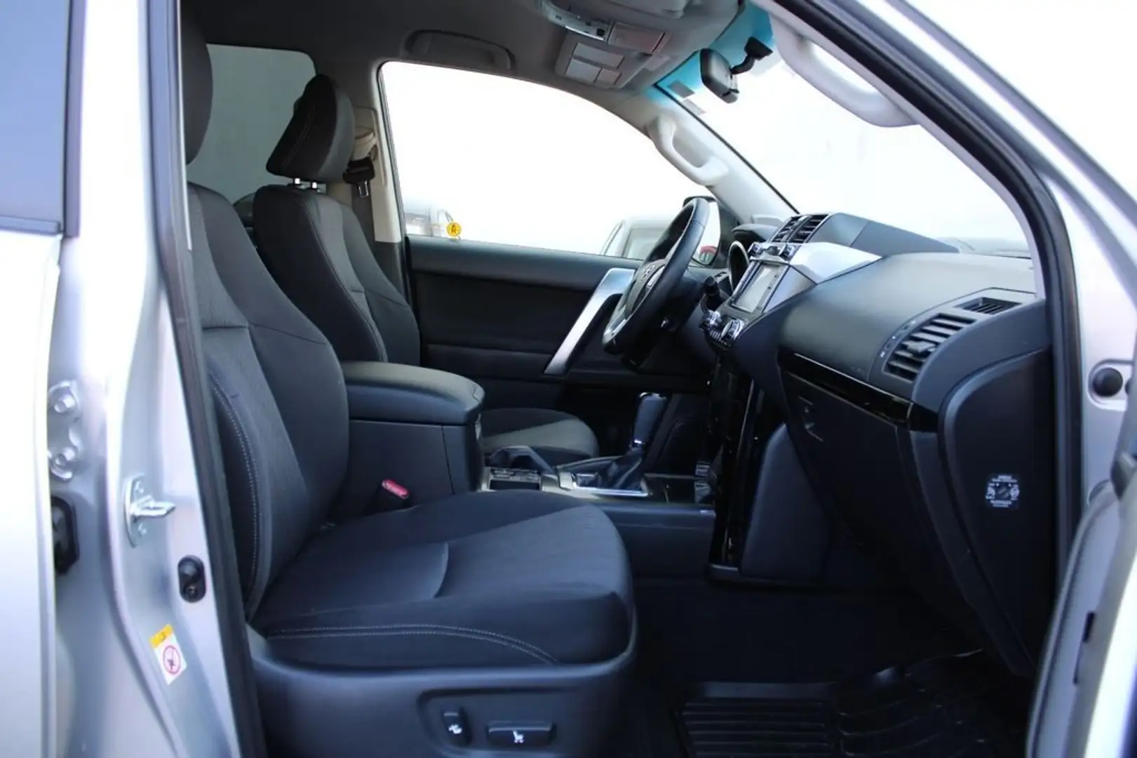 Toyota Land Cruiser 2.8 D4-D A/T 5 porte Срібний - 2