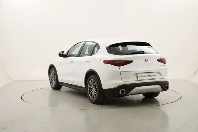 Alfa Romeo Stelvio view 3