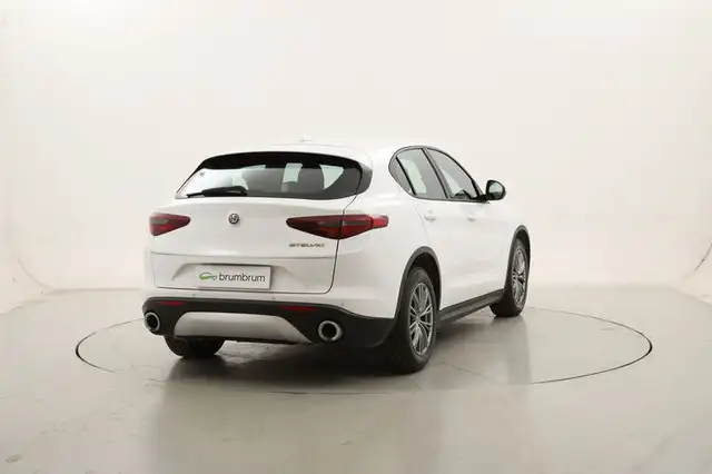Alfa Romeo Stelvio view 5