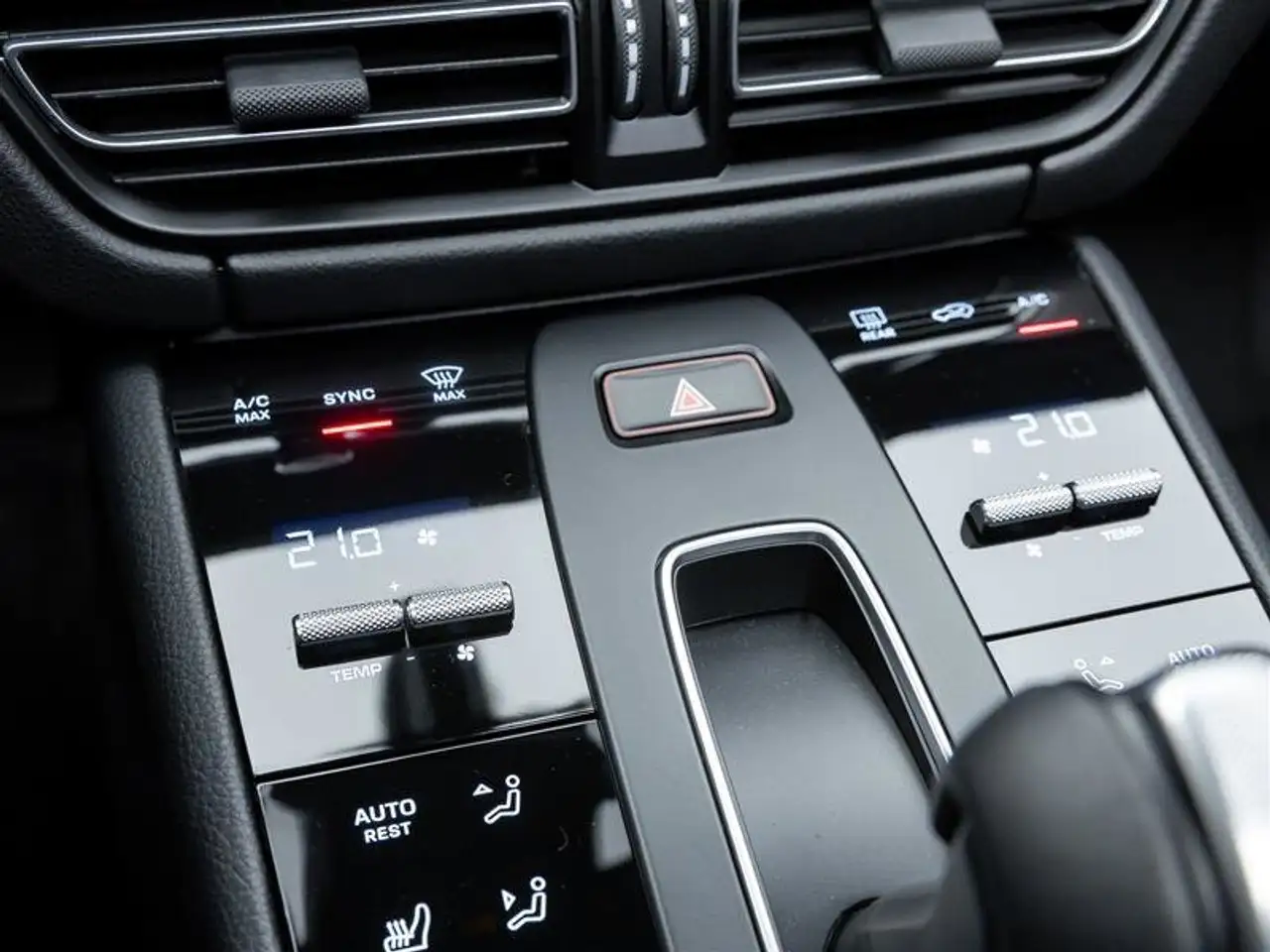 Porsche Macan снимка Porsche Macan