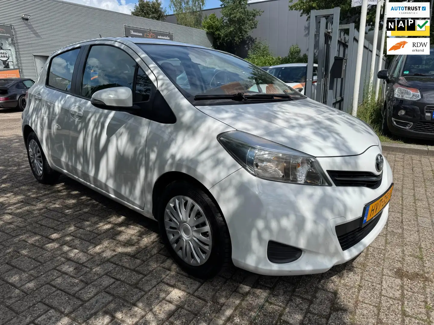 Toyota Yaris 1.0 VVT-i Access 5 deurs, airco, elec pakket camer Wit - 1