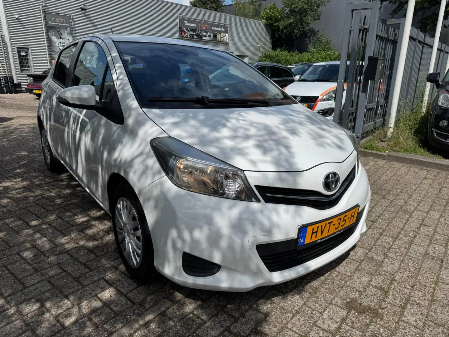 Toyota Yaris 1.0 VVT-i Access 5 deurs, airco, elec pakket camer Wit - 2