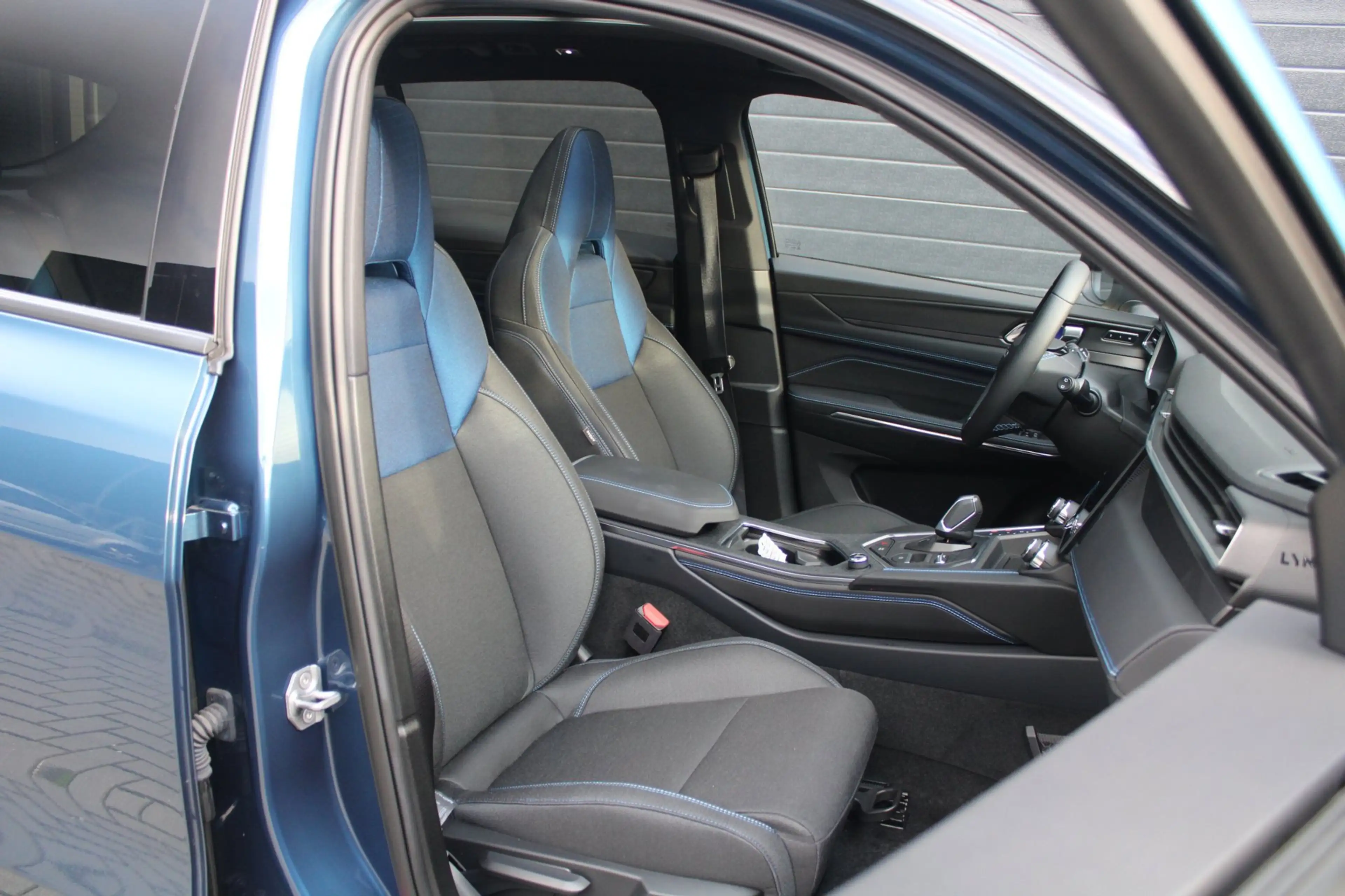 Lynk & Co 01 1.5 PHEV | Trekhaak | Black Pack | Pano | Stuurver — photo 4