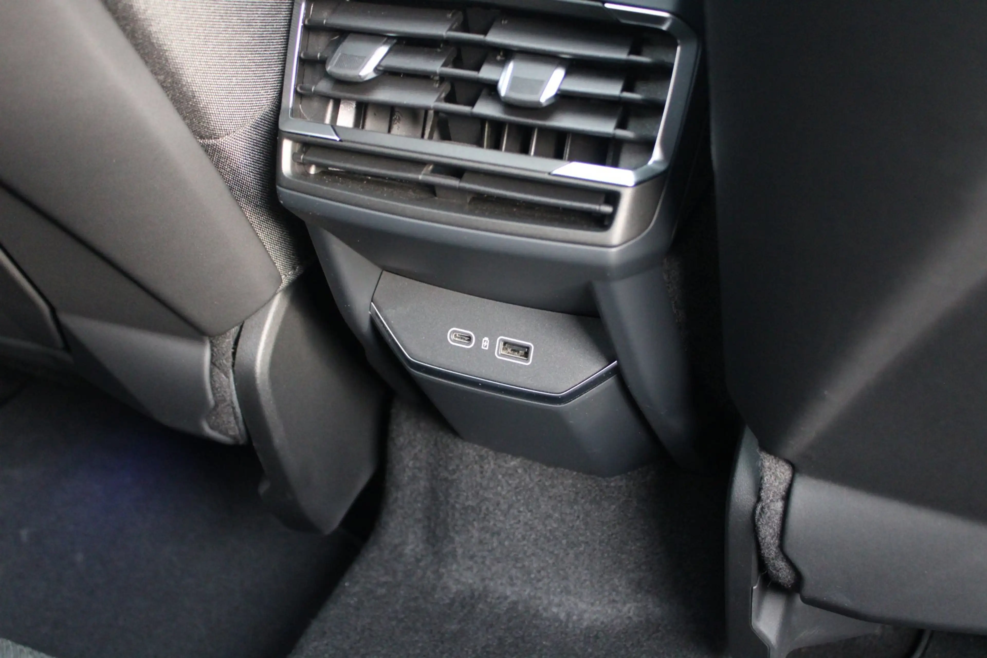 Lynk & Co 01 1.5 PHEV | Trekhaak | Black Pack | Pano | Stuurver — photo 31