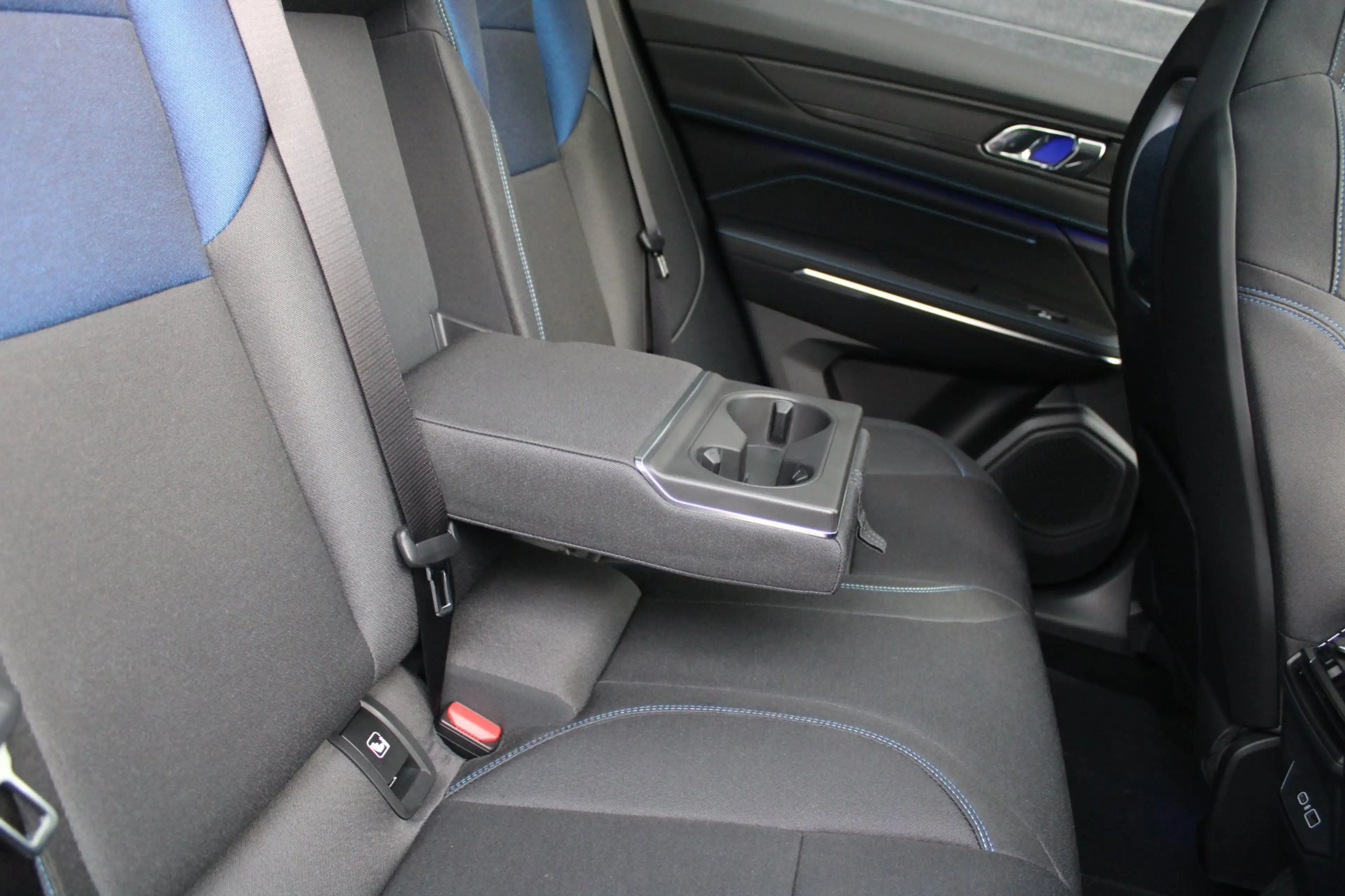 Lynk & Co 01 1.5 PHEV | Trekhaak | Black Pack | Pano | Stuurver — photo 32