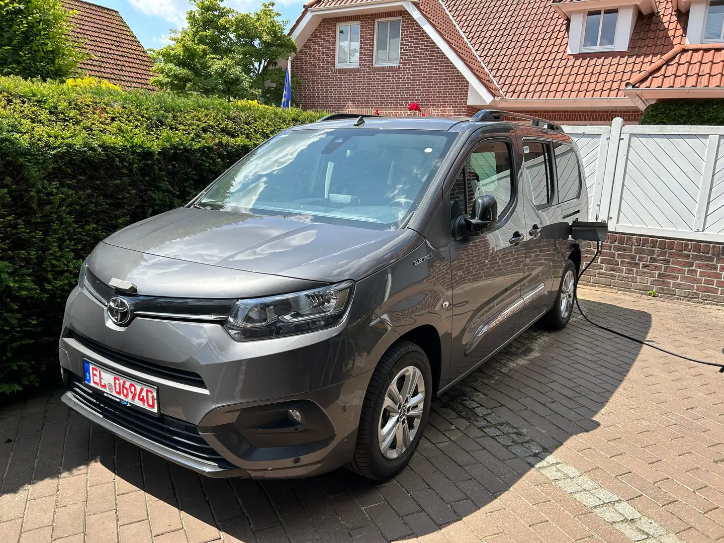 Toyota Proace City Verso Executive  Electric 50 kWh L2 7-Sitzer siva - 2