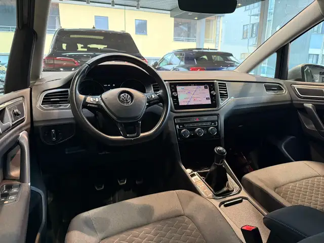 Volkswagen Golf view 9