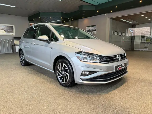 Volkswagen Golf view 3