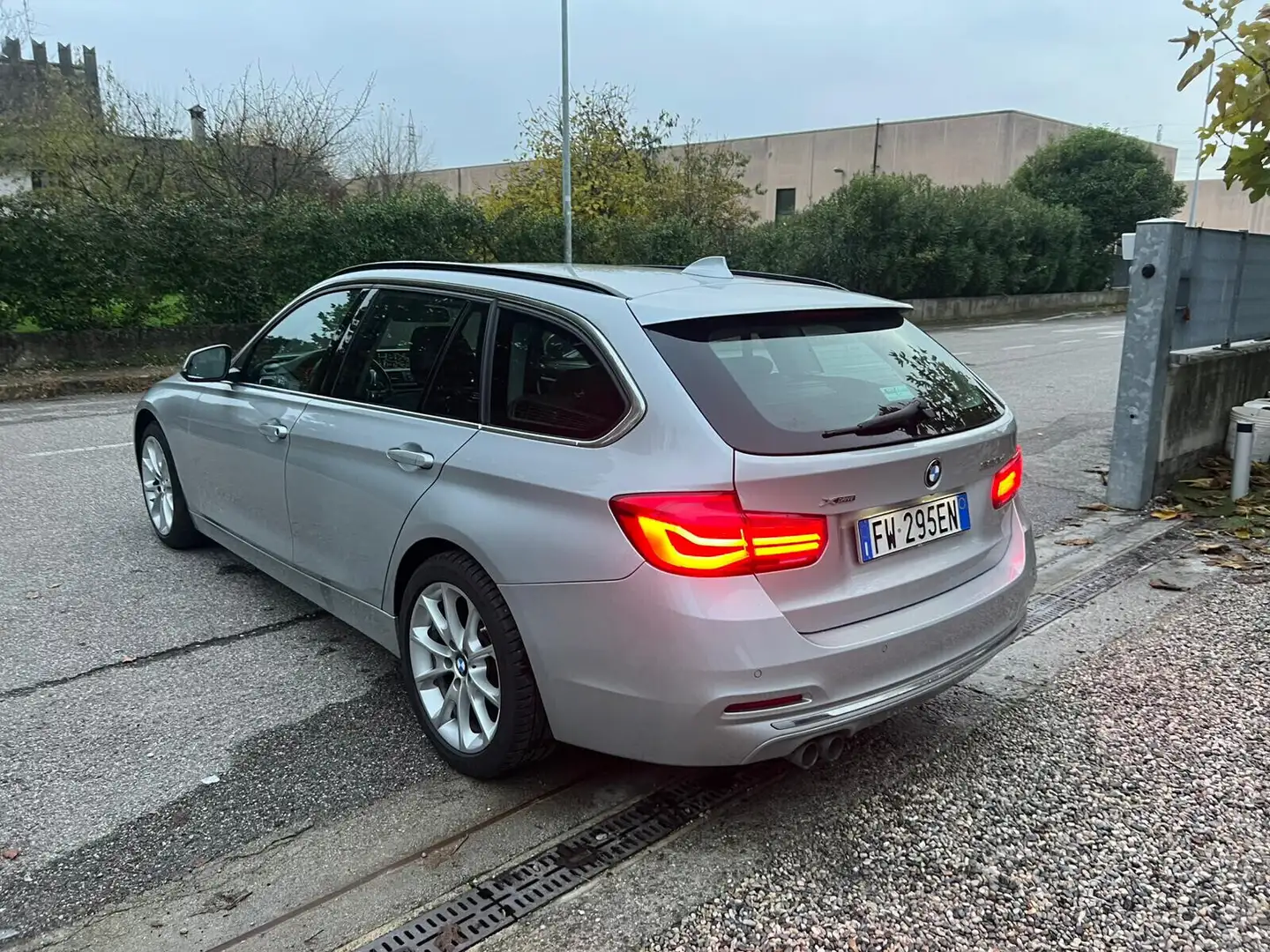 BMW 320 320d xDrive Touring Luxury Argento - 2