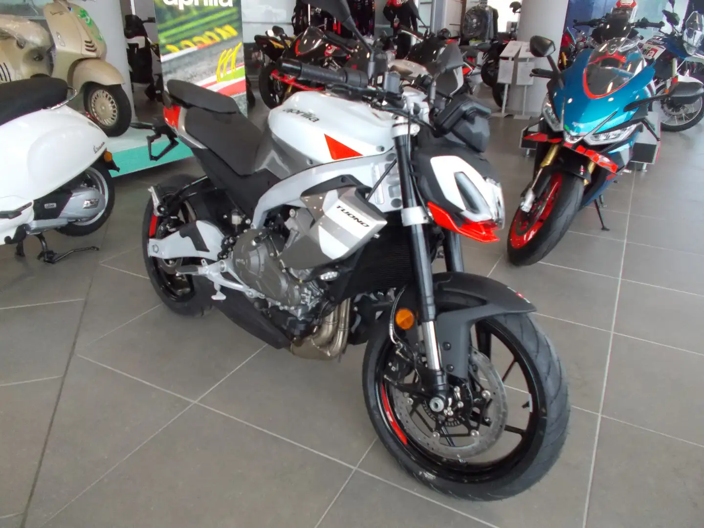 Aprilia Tuono 457 Gri - 1