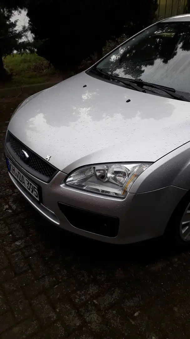Ford Focus 1.6 16V Aut. Ghia Silber - 1