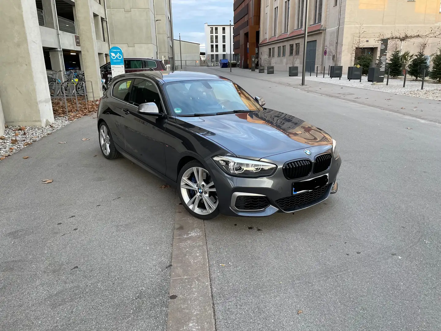 BMW 140 M140i xDrive Sport-Aut. Grau - 1