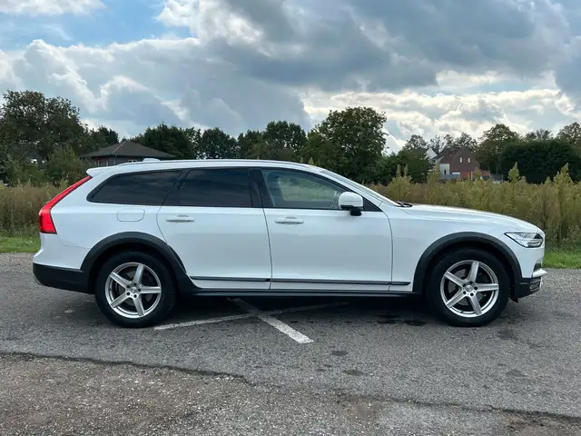 Volvo V90 Cross Country view 6