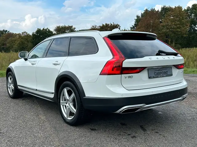 Volvo V90 Cross Country view 3