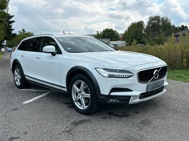 Volvo V90 Cross Country view 7