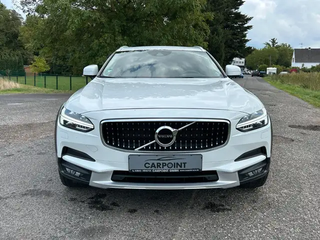 Volvo V90 Cross Country view 8
