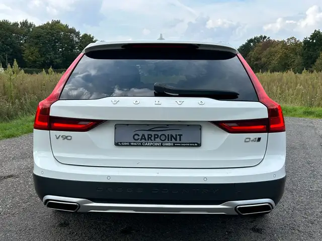 Volvo V90 Cross Country view 4